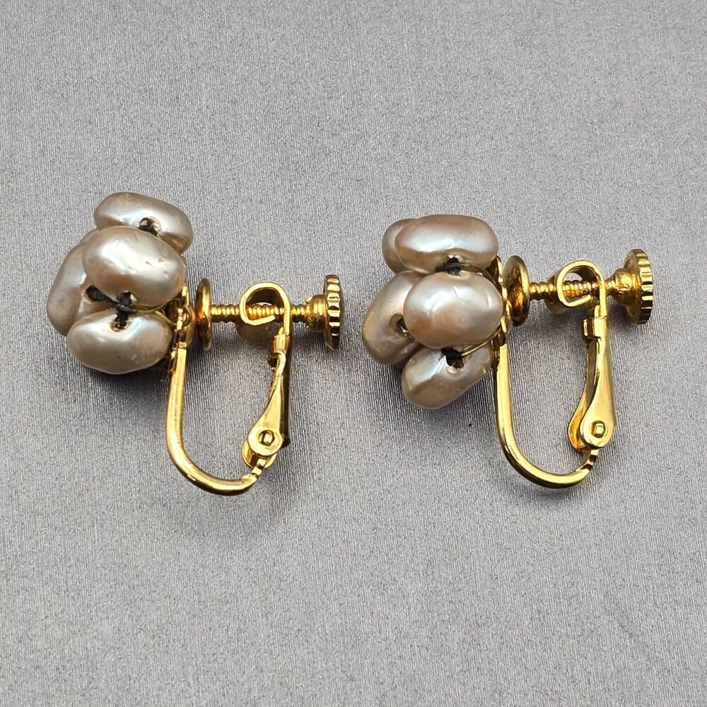 VTG Les Bernard Gold-Tone Screw Back Earrings Clustered Faux Pearls Signed - Picture 4 of 10